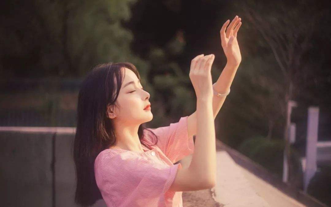 女朋友跟我分手了，怎么追回呢？